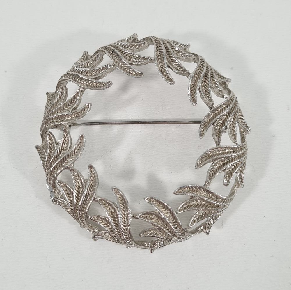 Vintage Leaves Pin Circle Brooch Silver Tone Laurel Leaf Wreath 2” Across